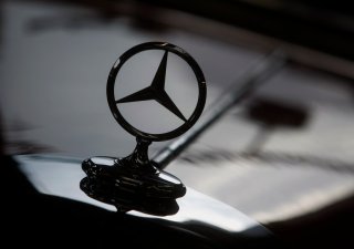 Automobilkám přes růst tržeb klesají marže. Teslu z pozice lídra vytlačil Mercedes