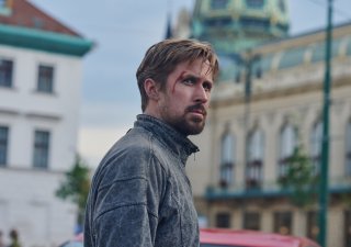 Ryan Gosling ve snímku The Gray Man, který Netflix natočil v Praze