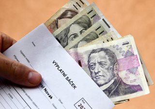 Reálné mzdy padají už dva roky, obratu se Češi dočkají v příštím roce