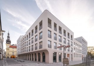 Místo parkoviště stojí nový bytový dům.