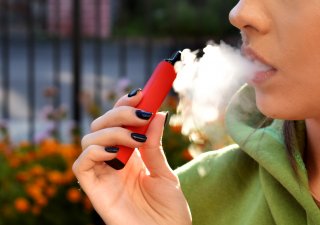 Mladí užívají e-cigarety