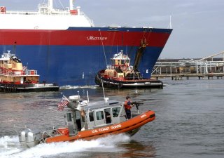 americká pobřežní stráž provádí eskortu tankeru na LNG Matthew v přístavu v Bostonu