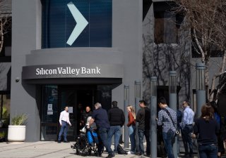 Klienti stojí 13. března po oznámení krachu Silicon Valley Bank před sídlem banky v kalifornské Santa Claře, aby zachránili své úspory.