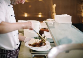 Růst cen obědů v restauracích se téměř zastavil. Ale i tak mají blízko ke dvěma stovkám