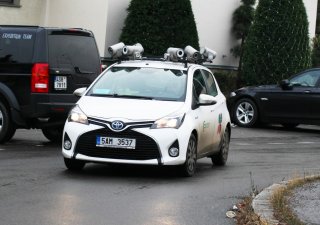 Monitorovací automobily Eltodo - malé bílé automobily s několika kamerami na střeše - křižují v pravidelných intervalech některé části hlavního města a s pomocí speciální technologie skenují registrační značky, přičemž vyhledávají vozy, které v nových parkovacích zónách stojí načerno a dopouštějí se tak dopravního přestupku.