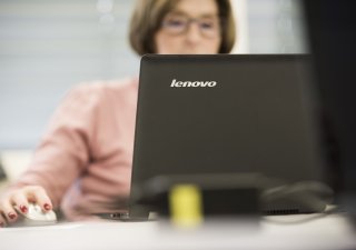 Čtvrtletní zisk výrobce počítačů Lenovo klesl o více než polovinu