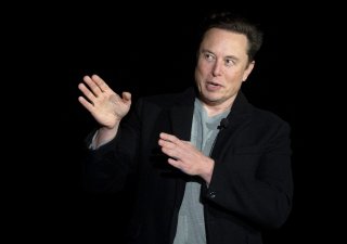 Tesla slíbila snížit výrobní náklady o polovinu, nové modely nepředstavila.