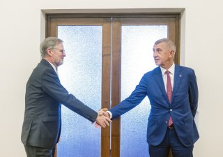 Petr Fiala si podává ruku s Andrejem Babišem
