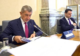 Premiér Andrej Babiš (ANO) a ministr zahraničních věcí Petr Macinka (Motoristé)