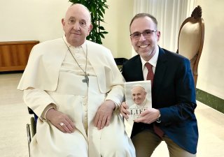 Papež František a spoluautor jeho knihy Fabio Marchese Ragona