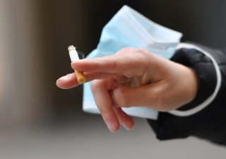 Úklid odhozených cigaretových nedopalků ve Španělsku zaplatí tabákové firmy