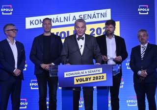 Sledování výsledků komunálních a senátních voleb ve volebním štábu koalice Spolu, 24. září 2022, Praha. Uprostřed lídr pražské kandidátky Bohuslav Svoboda (ODS).