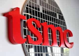 Nejsou lidi. Tchajwanská společnost TSMC posunula o rok začátek výroby čipů v Arizoně
