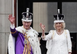 Britský král Karel III a královna Camilla mávají davům z balkonu Buckinghamského paláce po korunovačním ceremoniálu v Londýně.