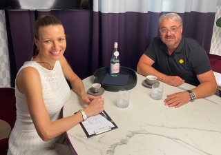 Moderátorka Eva Čerešňáková si povídá s Martinem Zounarem