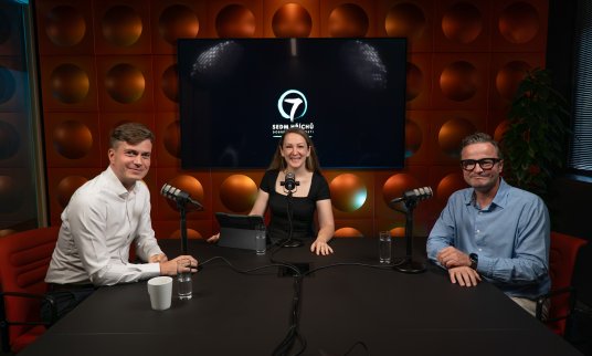 Jak bojovat s hazardem neboli gamblingem v rozvinuté svobodné společnosti, mluvila v nejnovější epizodě podcastu Sedm hříchů dobré společnosti moderátorka Sara Polak s Václavem Sochorem z Tipsportu a Janem Řeholou z Institutu pro regulaci hazardních her.