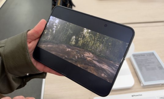 iPhone Duo od Applu dorazil do českých obchodů