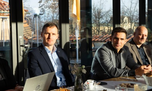 Zleva: Jan Hrubý (Remax), Jiří Vančura (Trinity Bank) a Jaroslav Ton (Salutem Group)