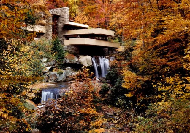 Dům u vodopádu „Fallingwater“ - jeho autorem je proslulý americký architekt Frank Lloyd Wright.