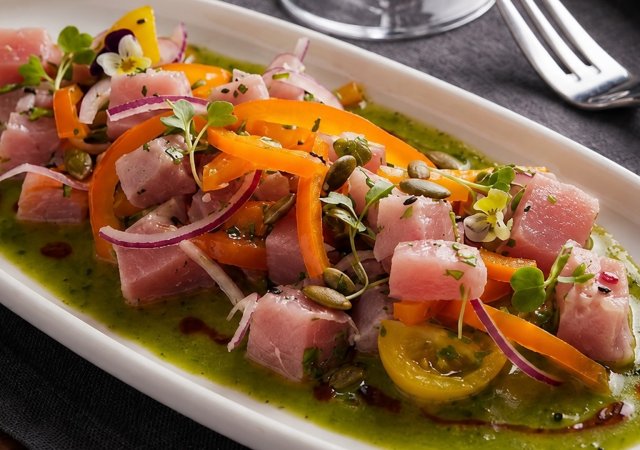 Ceviche z čerstvého tuňáka s jalapeño omáčkou, paprikou, cherry rajčaty, červenou cibulí, koriandrem a dýňovými semínky. Chuťově krásně svěží, intenzivní a lehce pikantní.
