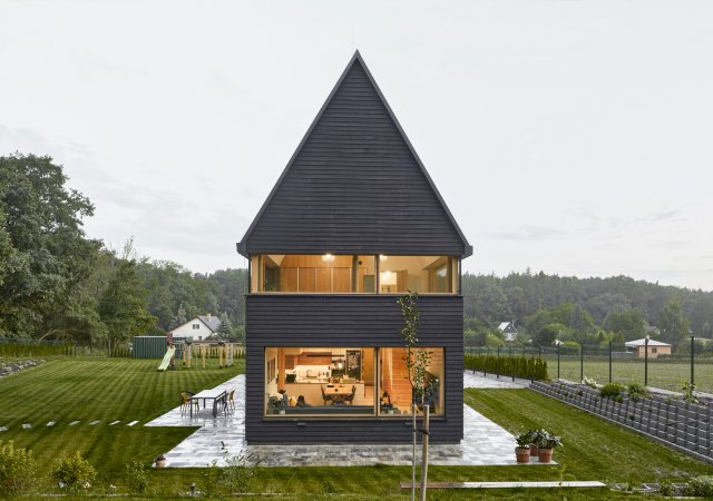 Rodinný dům u Kolína navrhli architekti Vít Svoboda a Pavel Nový ze studia 0,5 Studio