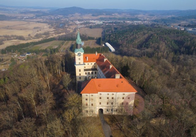 Zámek Zelená Hora, známý díky románu a filmu Černí baroni, je na prodej