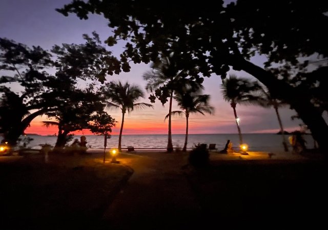 Západ slunce na pláži. Ostrov Nosy Be, Madagaskar.