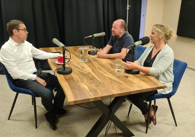 Simon Johnson při natáčení podcastu.