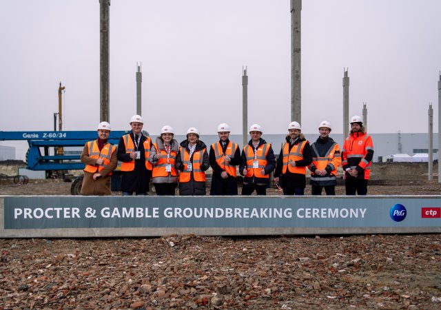 Výstavba budovy byla symbolicky zahájena vztyčením prvního sloupu za účasti vrcholných zástupců obou společností. Dokončení a předání objektu je plánováno na září 2026, samotný provoz by měl být spuštěn v průběhu roku 2027