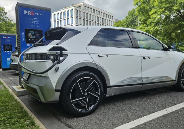 Rekordní rok pro PRE POINT: spotřeba na dobíjecích stanicích vzrostla téměř o polovinu