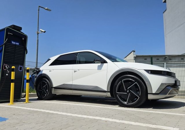 Majitelé elektromobilů  mohou využívat celkem 868 dobíjecích stanic PRE Point, u kterých může v jednu chvíli dobíjet až 1 354 elektromobilů