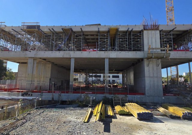 Stavbaři v Ostravě právě betonují druhé z devíti nadzemních podlaží Černé kostky, budoucího sídla Moravskoslezské vědecké knihovny