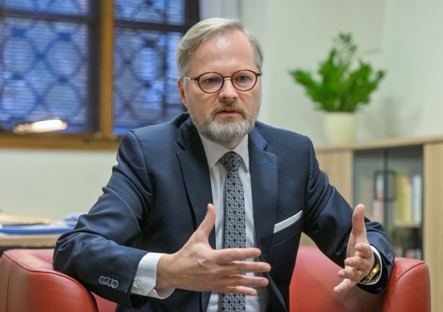 Vláda premiéra Petra Fialy (ODS)  navrhuje odpuštění úroků a penále na daních a clech.
