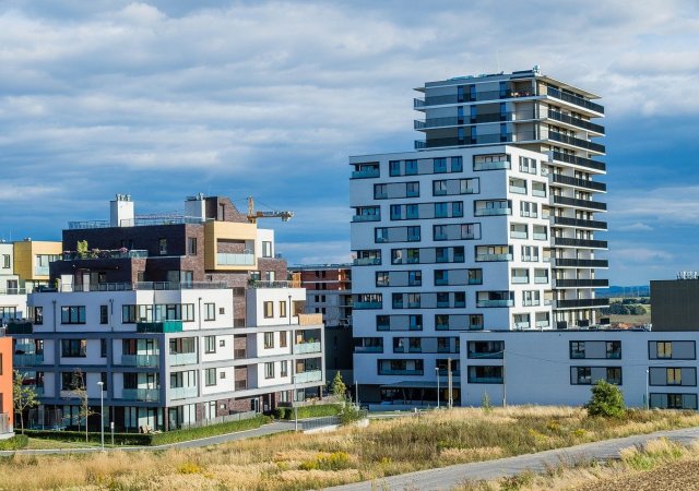 Objem hypoték v červnu meziročně klesl o dvě třetiny, úrok je nejvyšší za dvanáct let