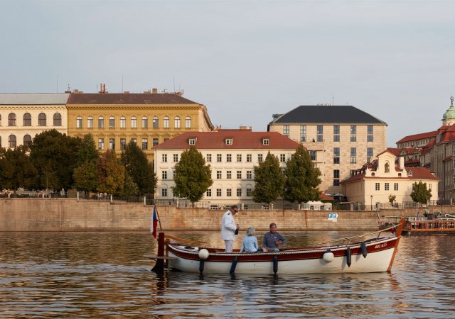 Hotel Four Seasons byl realizován v letech 1998–2001 podle návrhu ateliéru Dům a město (Jiří Hůrka, Vítězslava Rothbauerová).