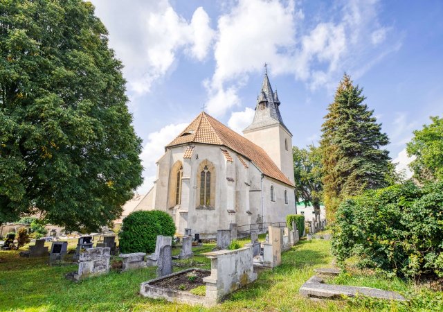 V Roudníkách u Chabařovic je na prodej gotický kostel svatého Václava s hřbitovem a téměř třítisícovým pozemkem.
