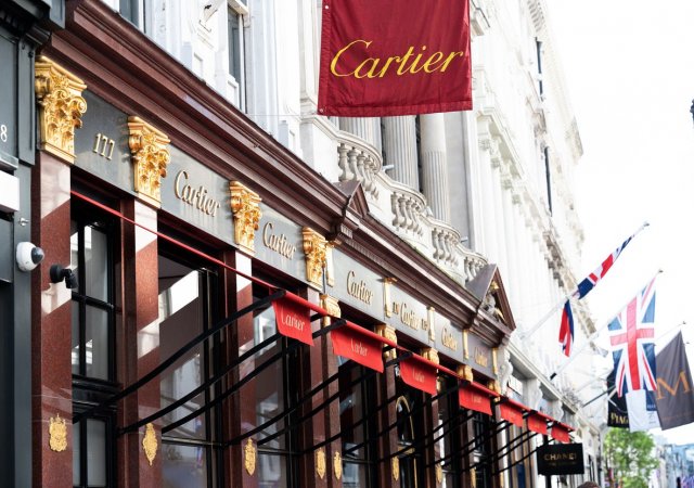 Značkový luxusní obchod Cartier v Londýně.