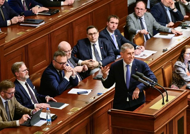 Předseda hnutí ANO a poslanec Andrej Babiš u řečnického pultu na mimořádné schůzi Poslanecké sněmovny svolané z popudu ANO