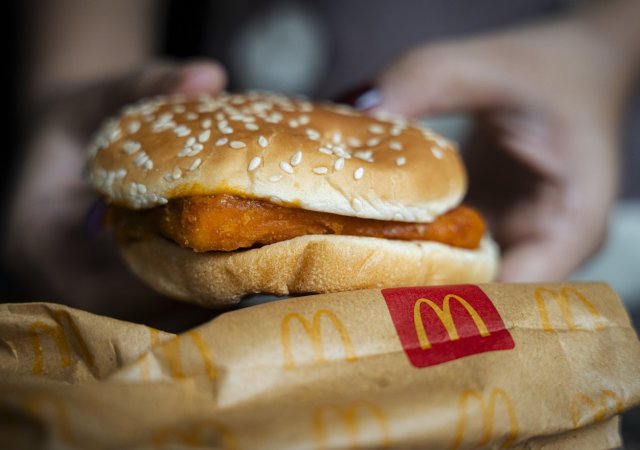 Srovnatelné tržby řetězce McDonald's klesly nejvýrazněji za čtyři roky
