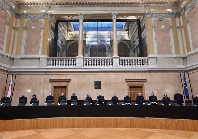 Ústavní soud ponechal v platnosti pravidla, podle nichž politici působící současně v obecní a krajské samosprávě pobírají za jednu z funkcí krácenou odměnu