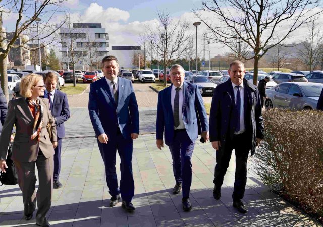 Zleva: premiér Saska-Anhaltska Sven Schulze, generální ředitel Agrofertu Petr Cingr a jednatel společnosti SKW Piesteritz Carsten Franzke