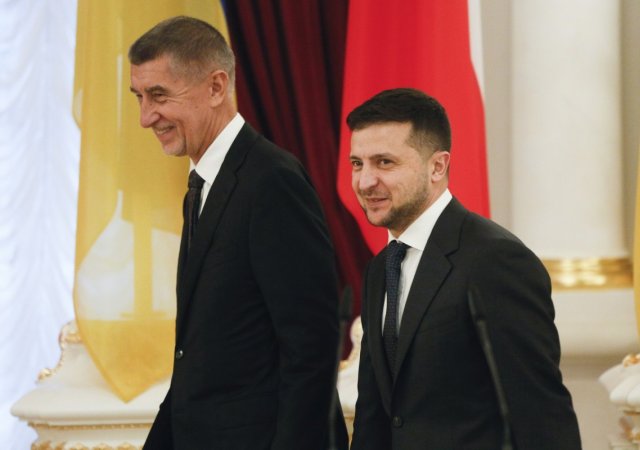Ukrajinský prezident Volodymyr Zelenskij (vpravo) a český premiér Andrej Babiš během svého setkání v Kyjevě na Ukrajině, úterý 19. listopadu 2019.