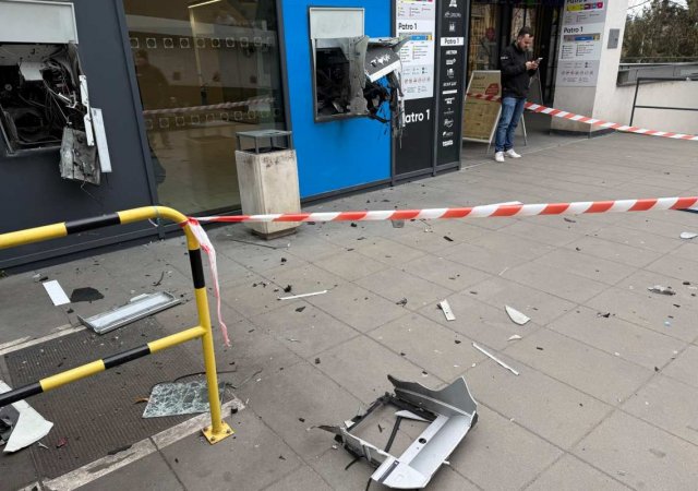 Bankomat v Praze na Opatovské ulici, který lupiči vyhodili do povětří a ukradli peníze.