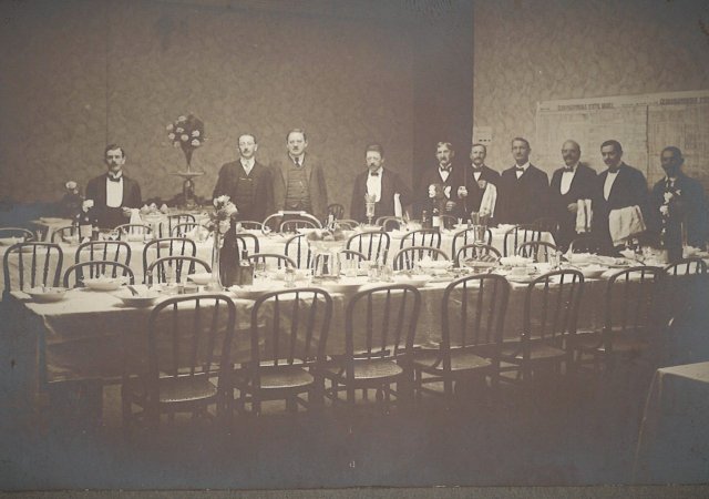 Slavnostní tabule prostřená pro prvního československého prezidenta T. G. Masaryka v poslaneckém bufetu.