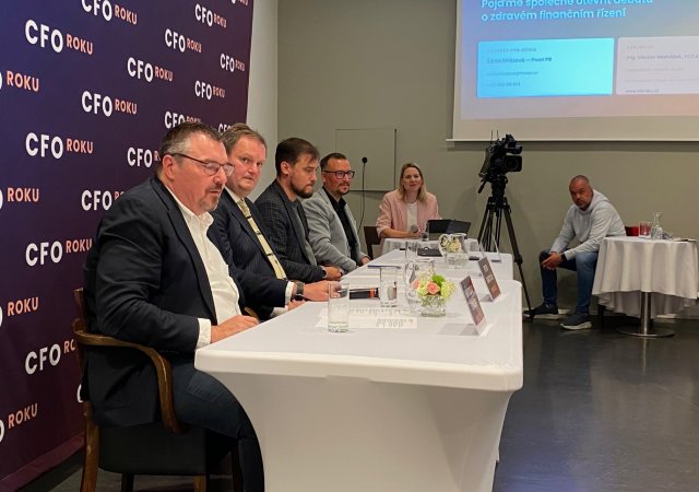 Zakladatel soutěže CFO Roku (čtvrtý zleva) a část soutěžní poroty