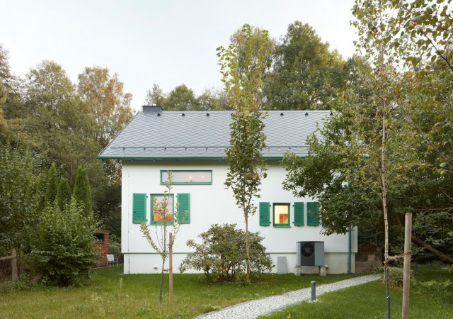 Architekti z 0,5 Studia se ujali rekonstrukce objektu z osmdesátých let, který stál na základech původní stodoly.
