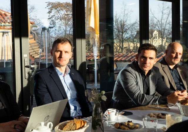 Zleva: Jan Hrubý (Remax), Jiří Vančura (Trinity Bank) a Jaroslav Ton (Salutem Group)