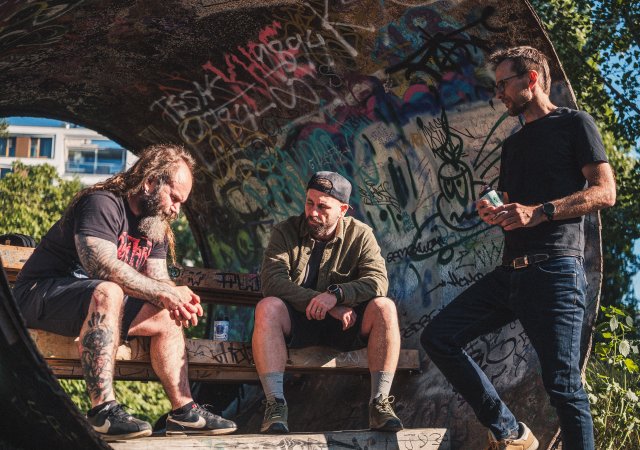 Za projektem stojí tři bývalí kolegové z různých oblastí marketingu. Tomáš Peterka, Michal Schindler a Jiří Jaroš.