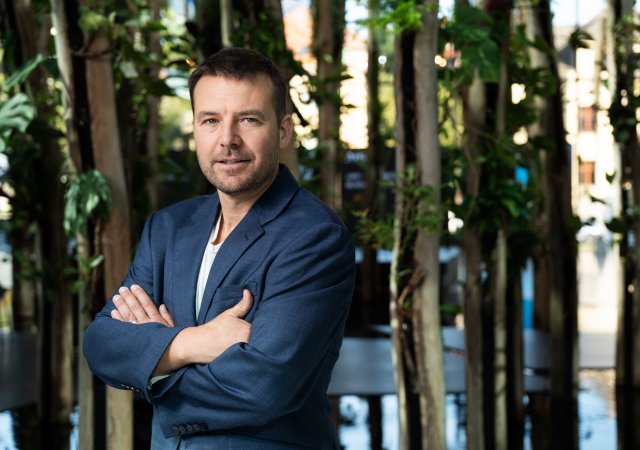 Novým ředitelem marketingu Sasky se od října stal David Schenk, který doposud zodpovídal za zákaznickou zkušenost a nyní povede obě oblasti společně