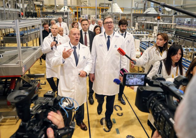 Srbský prezident Aleksandar Vučić a vlastník společnosti Mattoni 1873 Alessandro Pasquale na otevření nové linky společnosti Knjaz Miloš v Srbsku